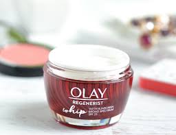 It has a light and refreshing smell with a tiny scent of sunscreen lol. Hate Sunscreen You Need Olay Regenerist Whip Moisturizer Spf 25
