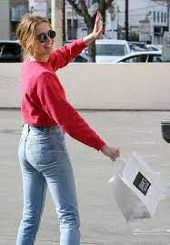 Zoey Deutch Booty in Jeans - Leaving Alfred's in Studio City • CelebMafia