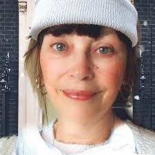 What is the maximum level of monuments in The Sims Freeplay?