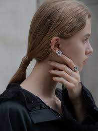 9/19 fri 22:00- marguerite earring -black-【grace】 マーガレットをモチーフとしたイヤリングです。  中央のにブラックカラーの石を使用し、モチーフ全体が甘くならず、コーディネートのアクセントになるように仕上げました。  マーガレット全体から放たれる輝きをお ...