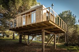 Tubular glass house by aibek almassov wraps around a full. Tree House Madeiguincho Archdaily