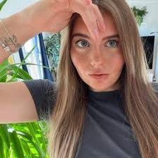 ELLIE HOWELLS (eleanorhowellss)