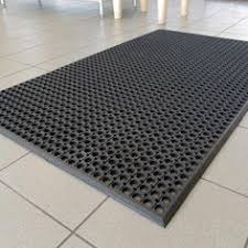 Toko lantai karet jakarta menjual lantai alas gym dan jual lantai karet kamar mandi dengan bahan untuk alas gym berbentuk roll memiliki dimensi lebar 120 cm dan panjang antara 10 meter sampai 15 karet kamar mandi atau yang lebih dikenal dengan sebutan ring mat memiliki ketebalan 16 mm. 220 Ide Alas Kamar Mandi Anti Licin 6282117531911 Di 2021 Alas Karpet Mandi