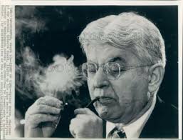 1976 Press Photo Arthur Burns of Federal Reserve Board Lights His Pipe  1970s