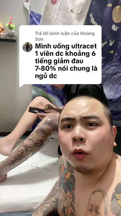 Người đang cân nhắc xăm hình trong studio với không gian chuyên nghiệp và ánh sáng nhẹ
