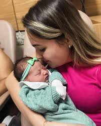 Os olhinhos de um neném recebendo carinho e mama 🤏🏻🍼❤️