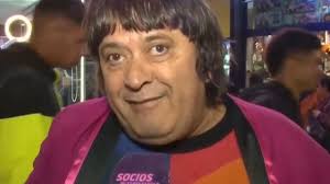 Video: Alfredo Silva se cayó del escenario durante su show