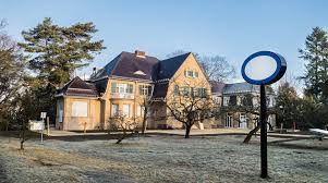 Die besondere alleinlage des anwesens, an einem kleinen waldsee, zwischen wäldern und weitläufigen feldern im nordens brandenburgs, lädt zum verweilen und zwischen haus und see befindet sich eine große grünfläche, die viel platz und möglichkeiten zur persönlichen entfaltung bietet. Haus Am Waldsee Frisch Saniert Erscheinungsbild Entspricht Wieder Dem Aus Den 1920er Jahren
