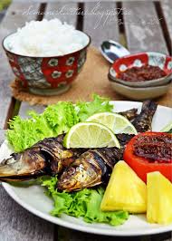 Mengolah ikan sarden kalengan menjadi mangut ikan sarden yang lezat. Ikan Sardin Panggang Asam Jawa Cicah Sambal Belacan Tumis Swesia S Journey