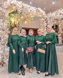Aksen rumah anda dengan rona berani paling trendi hari ini, warna hijau zamrud 2013. 10 Ide Seragam Bridesmaid Dengan Warna Hijau Kompak Tampil Fresh