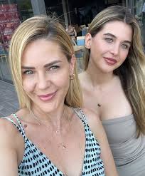 Emine Ün, anne olarak kızınızın özel hayatına müdahale ettiğiniz oluyor mu?  sorusuna Şu an olmadı. Çünkü bu bizim büyüme çağındayken zaten söylemeye  başladığımız bir durumdu. Yani o yüzden Duru sosyal medyayı kullanmaya