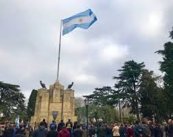 El monumento a la bandera, se encuentra en el lugar donde manuel belgrano levantó por primera vez la bandera nacional. La Historia Del Mastil Del Primer Monumento A La Bandera Del Pais