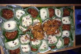 Dikutip dari wikipedia, tahlilan merupakan sebuah acara selamatan yang dilaksanakan sebagian umat muslim di indonesia, yang memiliki tujuan untuk mendoakan dan mengenang orang yang telah meninggal. Tradisi Maleman Masyarakat Jawa Tondano Menyongsong Lailatul Qadar Halaman All Kompas Com