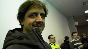 El presidente de napoli, contundente contra la uefa: Video E Fotogallery De Laurentiis Regala Lo Scooter Al Ragazzo Che Lo Porto Via Dalla Lega Presente Striscia