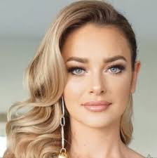 Un orgullo": Leidy Guzmán, la maquilladora chilena de Mega que se luce en  el Miss Universo a la par con Emilia Dides