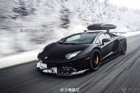 来自加拿大的改装厂sr auto发布了一款基于兰博基尼aventador改装的雪地通勤车 该车在车顶增加了一个行李架和行李箱 可以安置雪橇等滑雪用品 另外 该车还安装了一套空气动力学套件 而且还换上了一套pur 4 lamborghini aventador lamborghini luxury automotive