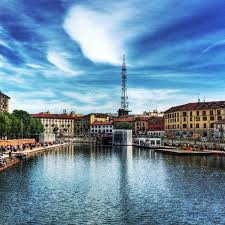 An exclusive restaurant with terrace overlooking lake como. Darsena Di Milano