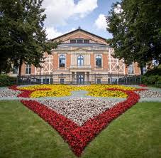 Zur unterstützung von festspielbesuchern mit rollstühlen und eingeschränkter mobilität waren die helferinnen und helfer des brk am festspielhaus rund 500 mal im einsatz. F9zmqqarbtf60m