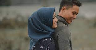 Namun, isu kahwin muda pada zaman sekarang merupakan suatu masalah kerana golongan muda pada zaman ini kebanyakan masih lagi menuntut ilmu di cabaran terbesar bagi golongan muda yang mahu berkahwin semasa belajar ialah bagaimana cara untuk meyakinkan ibu bapa mereka. 10 Kebaikan Kelebihan Kahwin Semasa Belajar Pada Usia Muda Tunggu Apa Cepat Cari Calon