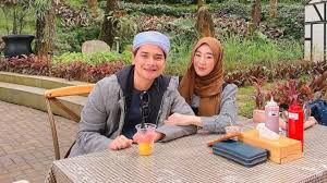 Alvin mengungkap bahwa larissa secara resmi menggugat cerai ke pengadilan agama, hal itu dibeberkan alvin dalam unggahannya pada pada kamis (20/5/2021). Alvin Faiz Nilai Wajar Tak Berniat Nikah Di Umur 17 Tahun