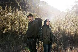 Dia minta anter ke cicaheum yaudah gue anterin. 18 Ide Pre Wedding Kasual Di Luar Ruangan Tampil Santai Dengan Latar Alam Maupun Jalanan