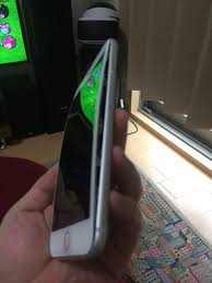 Ça arrive que les batteries gonflent et ça me semble un minimum que le réparateur te la change gratuitement puisque tu es encore dans son année de garantie. Consomac Iphone 8 Des Cas De Batteries Qui Gonflent