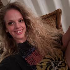 Unconventional ways of eating multi-flavored sweets