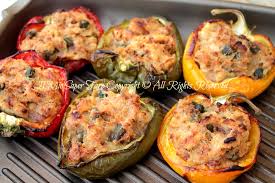 I peperoni al forno sono davvero molto semplici da preparare e sono ottimi come antipasto, come contorno per carne o pesce oppure su fette di pane leggermente tostato! Peperoni Ripieni Di Tonno Al Forno