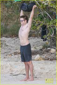 Robert Pattinson Physique - On Vacation
