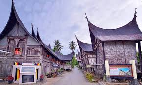 Rumah adat nuwo balak aslinya merupakan rumah tinggal bagi para kepala adat (penyimbang adat), yang dalam bahasa lampung juga disebut balai keratun. Rumah Gadang Rumah Adat Tradisional Minangkabau Andalas Tourism