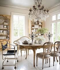 The turned chair legs complement the turned pedestals on the table and create a smooth rhythm between chair and table. Consignment Maison Marie Antoinette