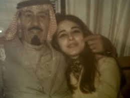 العنود الفايز طليقة الملك عبد الله بن عبد العزيز آل سعود تعتصم امام السفارة السعودية في لندن Youtube