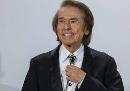 La vida personal de Raphael: su adicción al alcohol, una mujer aristócrata  y su relación con