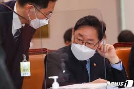 신현수 이화여대 국문학과를 졸업하고, 오랫동안 국민일보 기자로 일했습니다. B M4hrb3wdtvsm