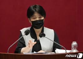 이건 이미 다 박능후가 브리핑에서 말한 내용인데 그 때도 백신 부작용 지커본다 그딴 소리 하고 국내 개발 백신도. Wwob8l5b Wx Pm