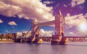 Die top 10 sehenswürdigkeiten von großbritannien london. Tower Bridge In London Grossbritannien Die Brucke Ist Eine Der Beruhmtesten Sehenswurdigkeiten In Grossbritannien England Bild In Einem Vertraumten Lila Look Mit Sonnenunterganggefuhl Lizenzfreie Fotos Bilder Und Stock Fotografie Image 91211990