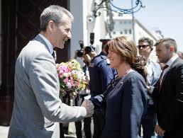 Bierlein zeigte sich bei ihrer vorstellung durch van der bellen stolz, von der größe der aufgabe bierlein bedankte sich bei van der bellen für den großen vertrauensvorschuss und kündigte an, nun. Brigitte Bierlein Osterreichs Erste Frau Society At