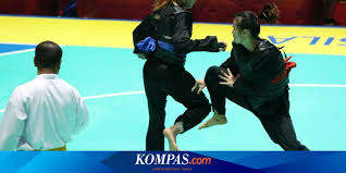 2) tebak, pukulan telapak tangan. Mengenal Pukulan Bandul Dalam Pencak Silat Halaman All Kompas Com