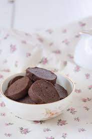 I biscotti sablè al cioccolato sono dei golosi pasticcini di origine francese perfetti per essere serviti con una fumante tazza di tè o con un bicchiere di latte per una merenda sostanziosa. Biscotti Sable Olandesi Al Cacao Mamma Papera