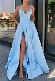 Chez couture, vous trouverez le look parfait pour votre prochaine audition, votre look de tapis rouge, votre bal de promo, votre cocktail ou tout ce qui peut être sur. La Lumiere Bleue Robe De Bal Jupe Fendue Robe De Soiree Spectacle De Danse Robes De Graduation De L Eco Robe De Bal Robe De Bal Longue Robes De Bal Longues