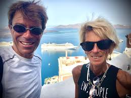 Buon pomeriggio crocieristi da Msc Divina oggi a Santorini isola di origine  vulcanica che ci accoglie con una splendida giornata di sole, spettacolare  l'arrivo nel golfo dominato dalla città bianca di Fira