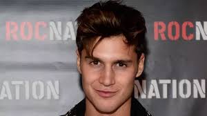 Bob Olinger wins as two fall in Stayers' Hurdle