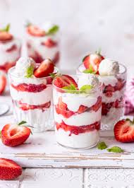 Desserts im glas serviert sehen hübsch aus und lassen sich gut vorbereiten. Einfaches Erdbeer Raffaello Dessert Emma S Lieblingsstucke