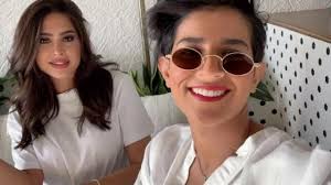 أظهر مقطع فيديو الفنانة الكويتية نورة العميري وهي تجلس الى جانب والدتها في السيارة وتسألها عما إذا كانت تريد الحصول على شيء ما قبل أن تنفي الوالدة ذلك. Ø¨Ø§Ù„ÙÙŠØ¯ÙŠÙˆ Ø±Ø³Ø§Ù„Ø© Ù…Ù† Ù†ÙˆØ±Ø© Ø§Ù„Ø¹Ù…ÙŠØ±ÙŠ Ù„ÙÙˆØ² Ø§Ù„ÙÙ‡Ø¯ Ø¨Ø¹Ø¯ Ø²ÙØ§ÙÙ‡Ø§ ØµØ­ÙŠÙØ© ØµØ¯Ù‰ Ø§Ù„Ø§Ù„ÙƒØªØ±ÙˆÙ†ÙŠØ©