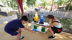 Los mejores juegos de mesa para niños en 2021 de 3 a 12 años de edad. Los Ninos Disfrutan En El Prado De Juegos De Punteria Y Golosinas Lanza Digital Lanza Digital