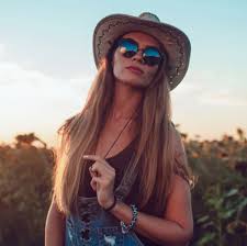 The western shop est un fournisseur de chapeaux de western, bottes, ceintures, vêtements, bijoux et décorations. Comment Adopter La Tendance Western Sans Paraitre Deguise Femme Actuelle Le Mag
