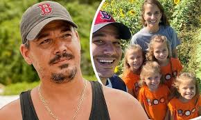 Boston Rob The Family Man Inside The Survivor Contestant S Life Raising Four Children Survivor Contestants Family Guy Rob Mariano
