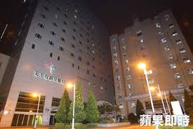 新北市新店耕莘醫院有病人在住院期間被通知要居家隔離，家屬卻遲了2天才告知醫院。院方緊急將病人轉至負壓隔離病房，經匡列採檢後，目前已有病人、看護及家屬共 10 人確診。院方稍早表示，8日收治由 119 轉送的一名跌倒病人，住院前 pcr 核酸檢測為陰性，直到 15 日家屬突然拿病人的居家隔離. ç'æ½è¸å¼ç¥èæ°åºèèé«é¢å»æèµ·ç« èææ°èç¶² èææ¥å ±