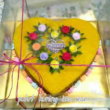 Pelbagai aneka makanan dan manisan boleh digubah menjadi hantaran tunang seperti kek,kuih tradisional, kuih moden atau pulut kuning. Album Koleksi Hantaran Pulut Kuning Iza Wan Facebook