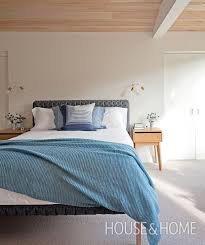 We Asked H H Editors What Every Guest Bedroom Needs Bed Linens Luxury Cheap Dorm Decor Guest Bedroom Design